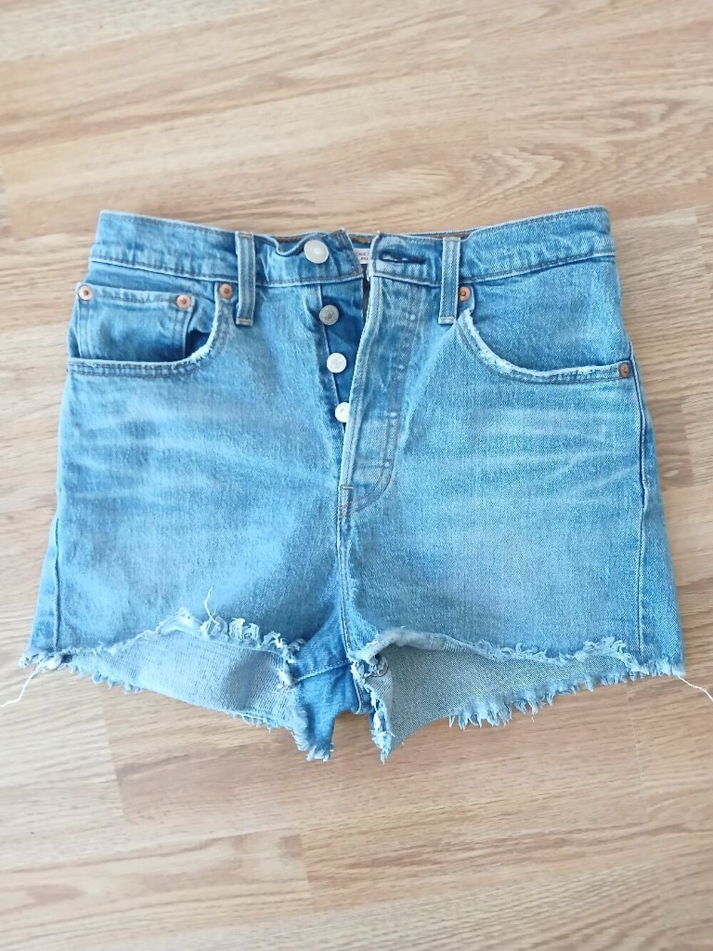 Levi's Ribcage Subtly Distressed Short In Urban Oasis 2" Inseam Size 27 - Picture 3 of 7